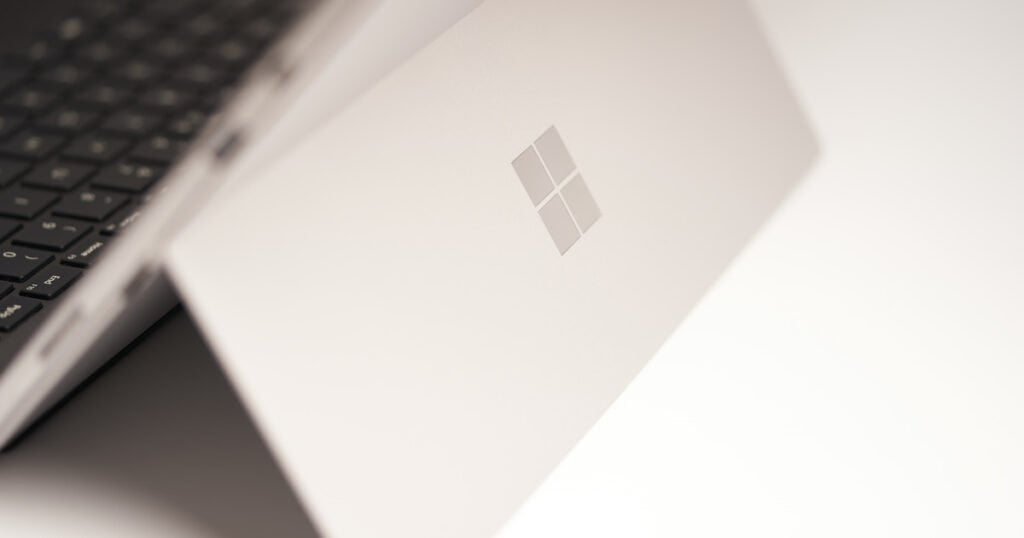 ノートパソコンのMicrosoftロゴ